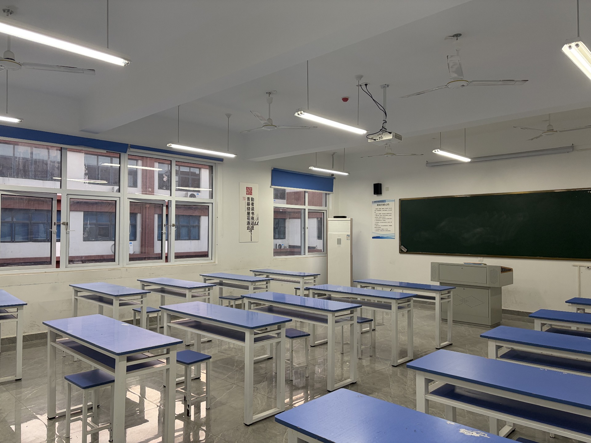 宽敞明亮的教室